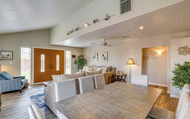 5 Mi to Phoenix Zoo: Poolside Paradise!