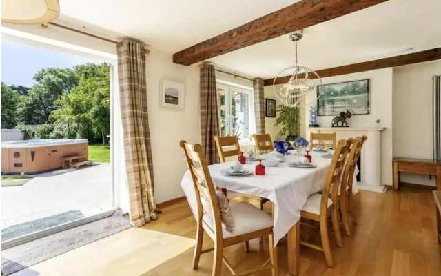 Sleeps10/18-parking-garden-pool-hottub-balcony