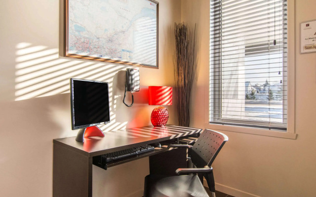 Econo Lodge Inn & Suites