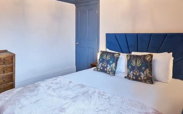 Host Stay Oliver s Den
