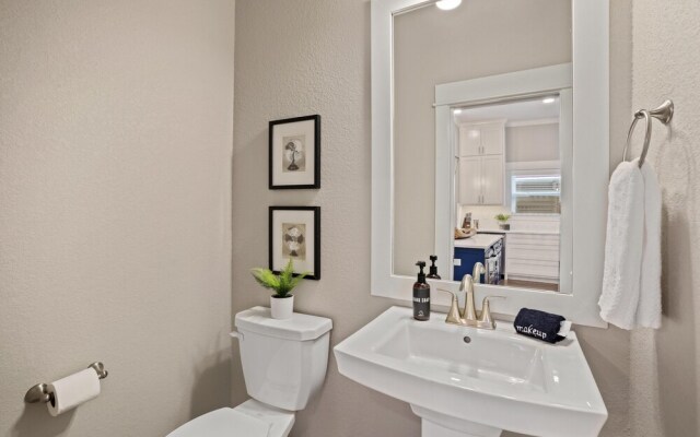 Big Blue on Main-hot Tub-less Than 1 Mi to Square