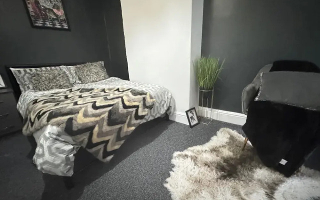 Manchester - House - Sleeps 6 - Parking - Garden