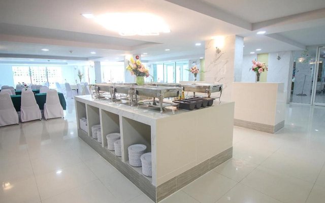 Convenient Grand Hotel (SHA Extra Plus)