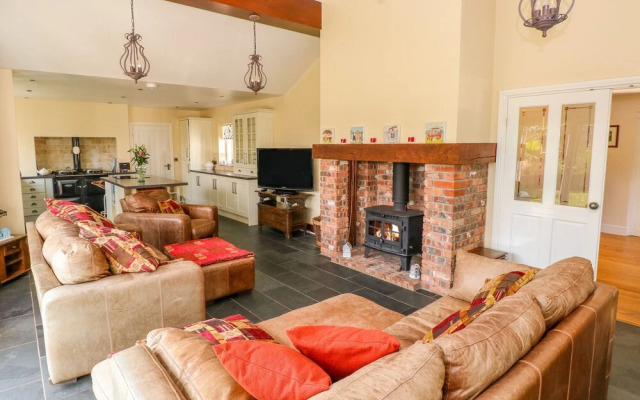 1 Homecroft Bungalows
