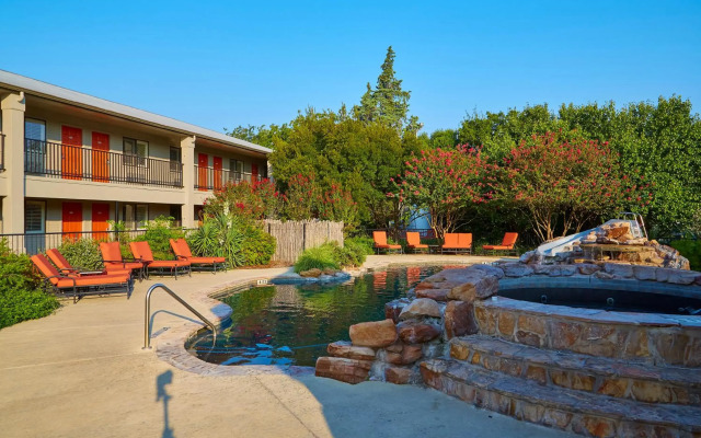 Fredericksburg Inn & Suites