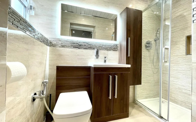 New Luxury Modern House Near Airport Free Parking