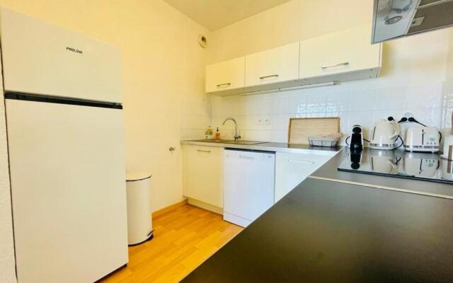 Magnificent 40m With Terrace And Sea View