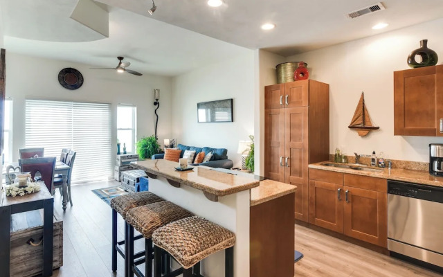 Pool Access, Walk to Beach: Galveston Condo!