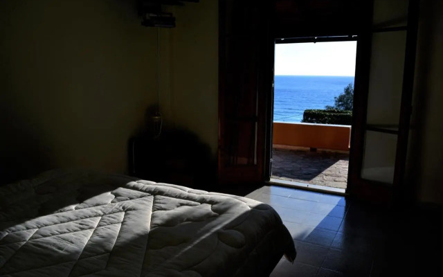 Papadatos Apts With Amazing View - 5mins from the beach