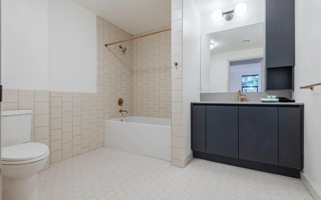 Gorgeous Hollywood Living - 2 Bedroom