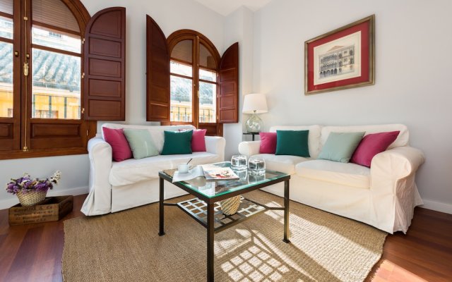 Cozy And Bright 2 Bd Apartment In A Wonderful Location. Plaza Nueva