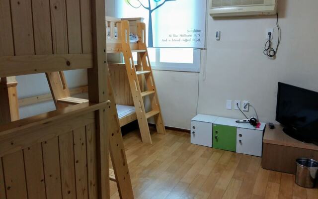 Happy Tour Guesthouse - Hostel