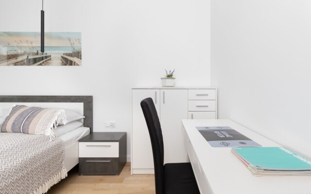 Obrońców Wybrzeża Gdynia by Renters