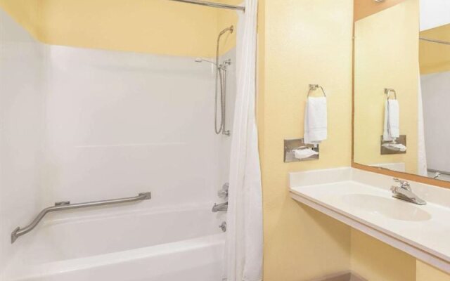 Days Inn & Suites By Wyndham Kalamazoo