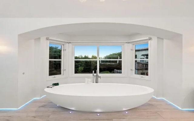 Carolwood - Modern Tuscan Villa With Rolling Lawns and Loggia in Holmby Hills