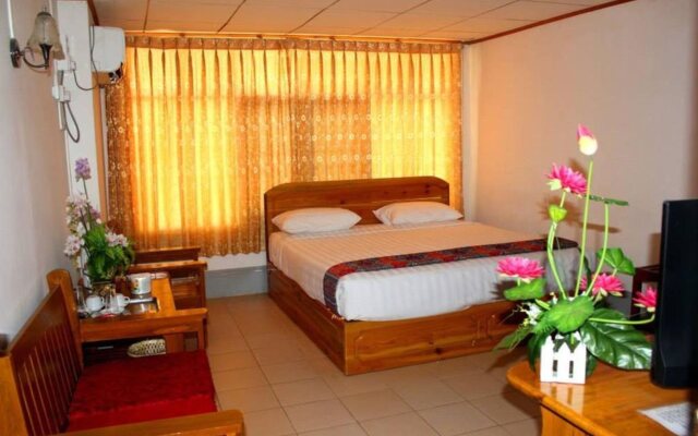 Naung Tong Hotel