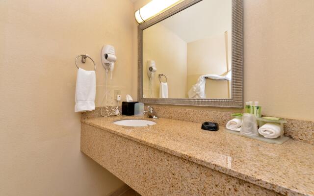 Holiday Inn Express Portland South-Lake Oswego, an IHG Hotel