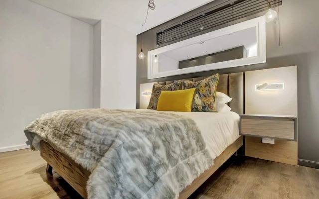 Modern Top Floor Apartment Mountain Views