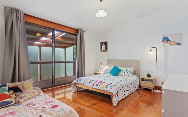 The Log Cabin - 47 Jetty Road