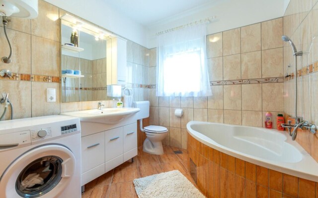 Stunning Apartment in Duce With Wifi and 1 Bedrooms