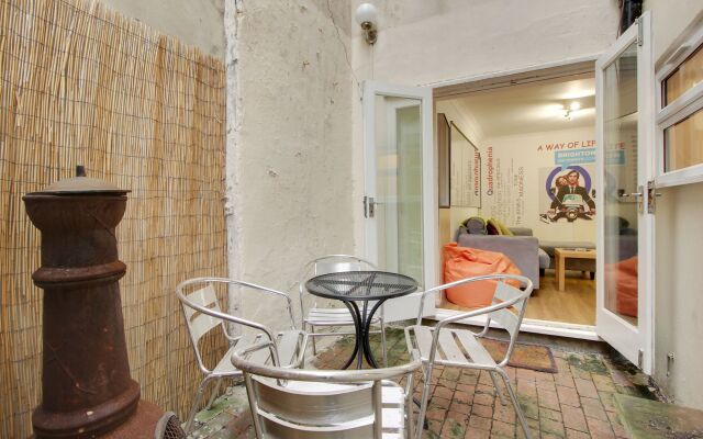 Brighton Getaways-Seaside Patio Apt