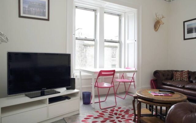 2 Bedroom Flat Near Edinburgh Castle Sleeps 5