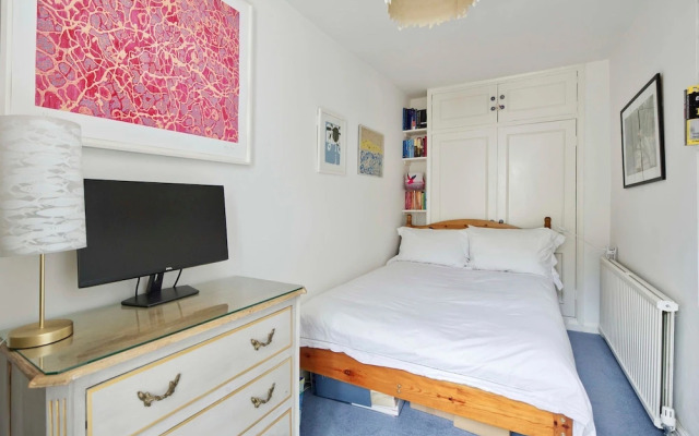 Lovely 2-bed Garden Flat in West Kensington