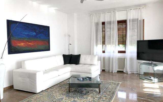 4 bedrooms villa at Ranco 100 m away from the beach with lake view private pool and enclosed garden