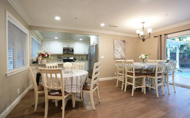 Fantastic 6 bedroom, 4.5 bath home (4 master Suites), pool home