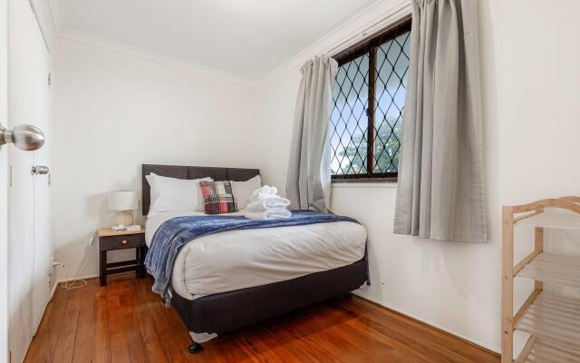 Lovely 2-Bedroom Apartment with Free Parking