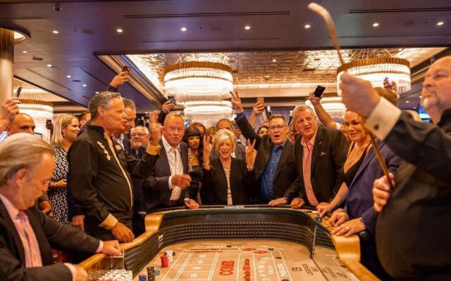 Chic Apt w Jacuzzi Pool BBQ Mountain Views