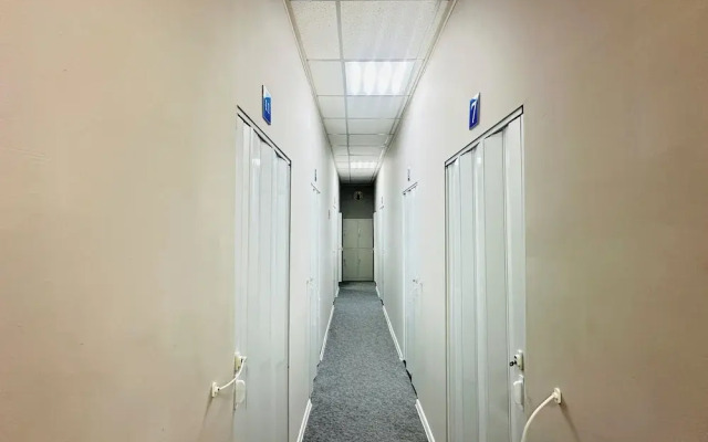 Center Capsule Hotel