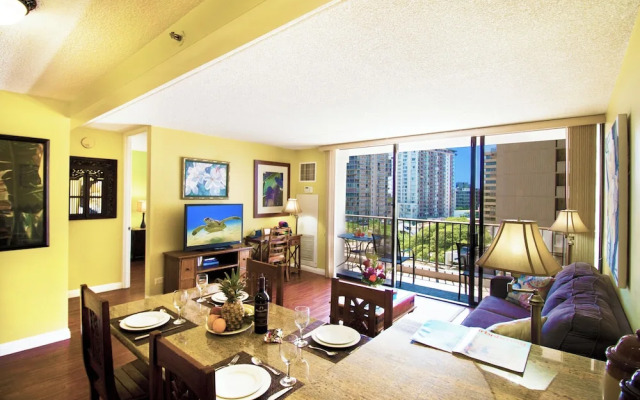 Waikiki Sunset Close to Beach with Parking