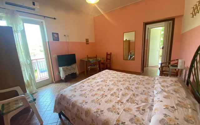 Room-michelangelo House, Mono