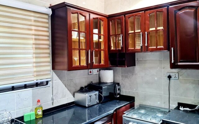 Modern Comfy & Quiet  Close to Highway