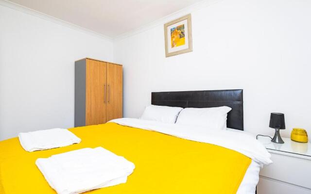 4 Bedrooms Self Catering Dagenham House, Free Wifi & Netfix