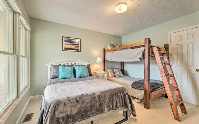 Bright Manistee Condo w/ Beach + Pool Access!
