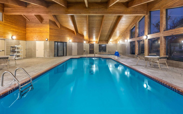 AmericInn by Wyndham North Branch