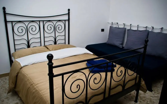 The Admiral House Courtyard