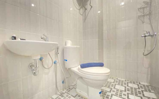 Cozy Studio near 23 Paskal at The Lodge Paskal Apartment By Travelio – Bathroom – Bandung