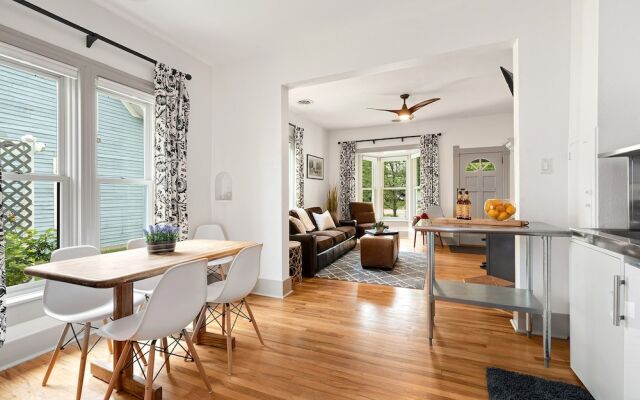 Lola House! Cozy Comfort, Prime Old Town Location