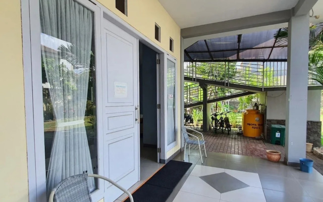 Candi Panggung Family Guest House Syariah by OYO Rooms