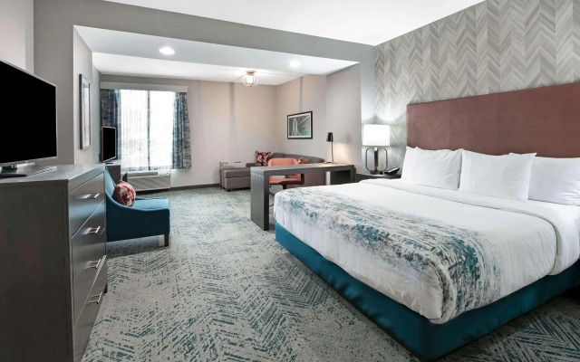 La Quinta Inn & Suites by Wyndham DFW West-Glade-Parks