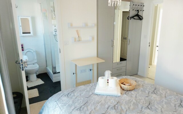 Room in Guest Room - Ensuite Double Room, Full Kitchen, in 3-bed Home