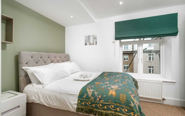 Stunning 3BD Flat, Parking, Sleeps Six, Near Park