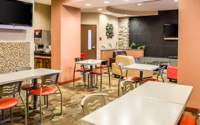 Hometowne Studios & Suites By Red Roof Washington