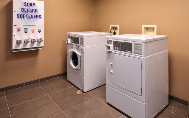 Holiday Inn Express and Suites Fairmont by IHG