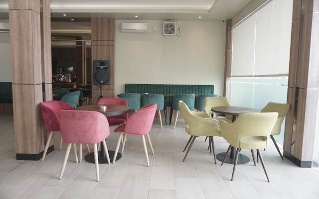 Cahaya 3 Hotel Near Juanda Airport