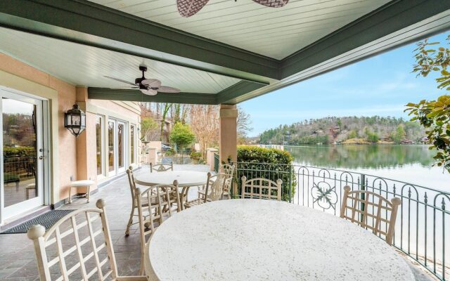 Magnificant & Private Lakefront 5 Bedroom Home