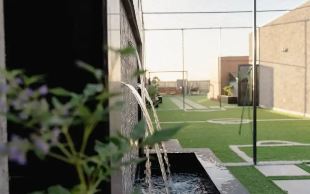 Trendy Apartment With Access to Shared Garden